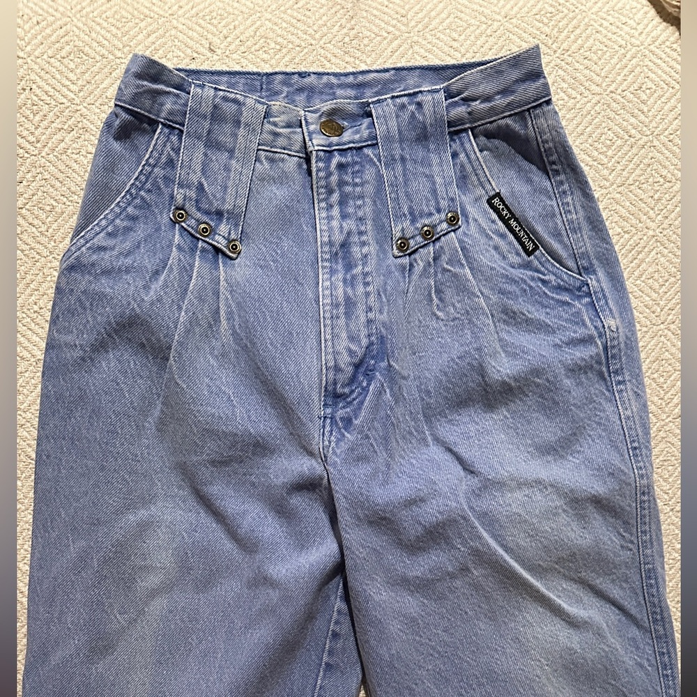 Rockies vintage brand jeans, light wash. Size 27/5 brand new condition